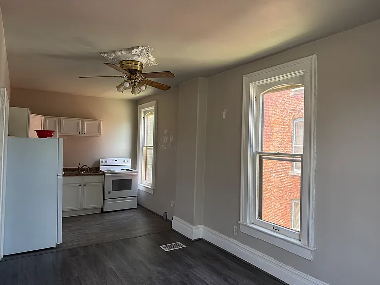 306 W Locust St #3 — Photo 6