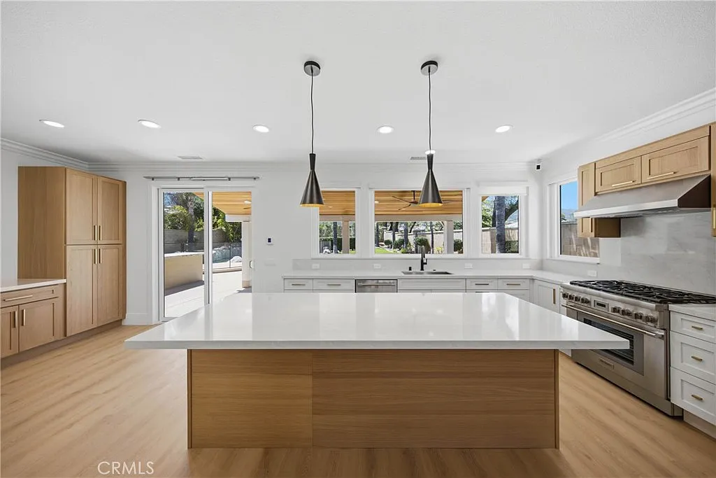 4 bed, 2205 sqft, $5,500 — Photo 4