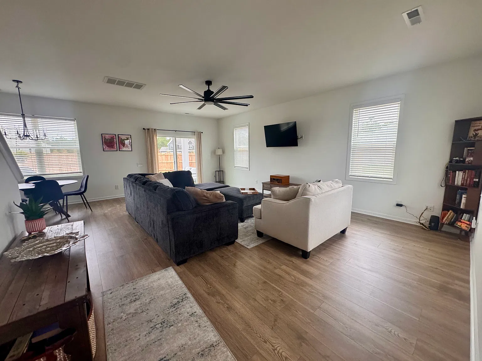 3 bed, 2.5 bath, 1588 sqft, $2,395 — Photo 2