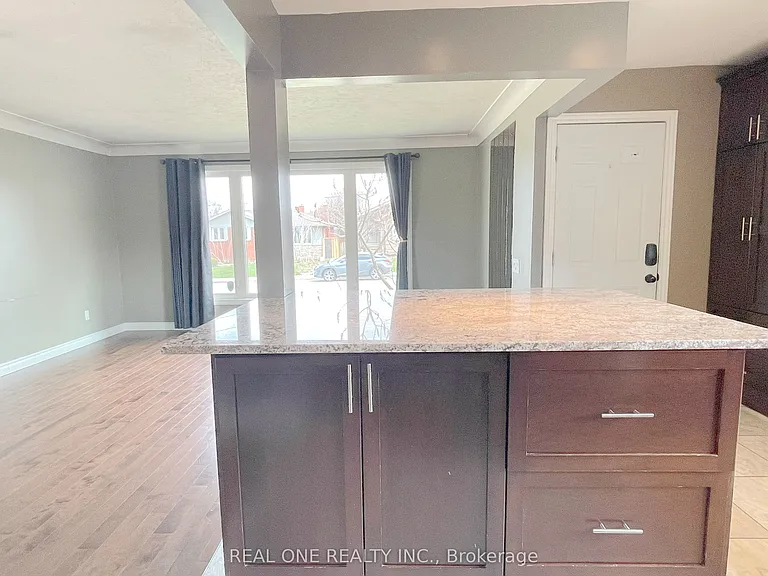 138 Welbourn Dr #UPPER — Photo 7