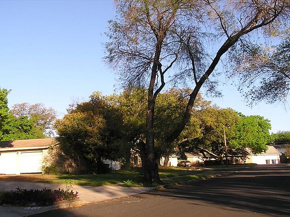 4th image of 5427 Clover Dr