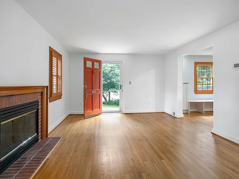 244 N Columbus St — Photo 5