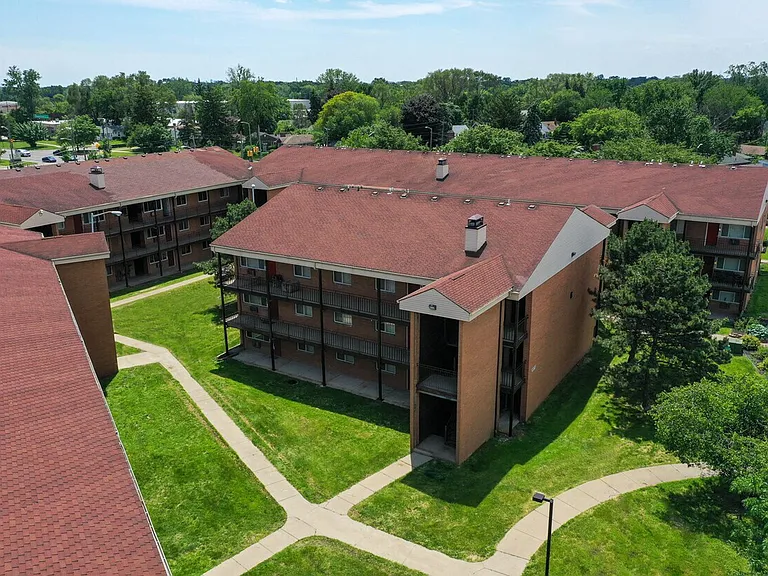 5043 E Outer Dr — Photo 4