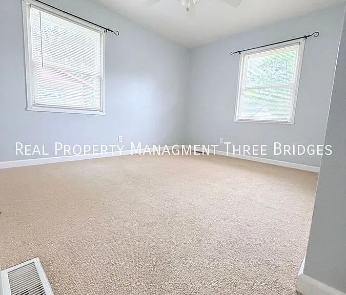1725 Fernbrook Ln — Photo 2