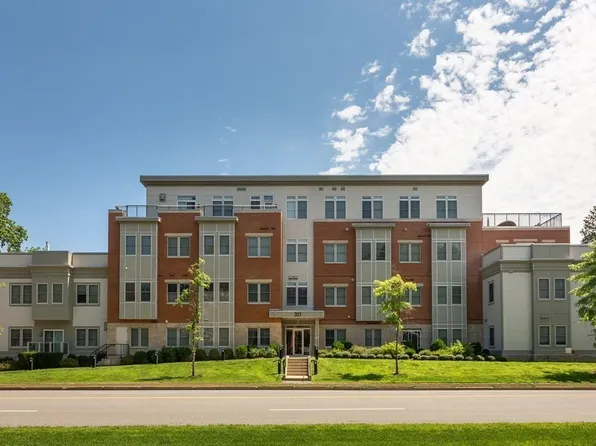 321 Hammond Pond Pkwy Unit 306, Brookline, MA 02467