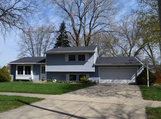 1544 Jobe Ave, St Charles, IL 60174