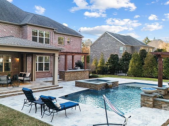 3rd image of 2528 Springs Dr