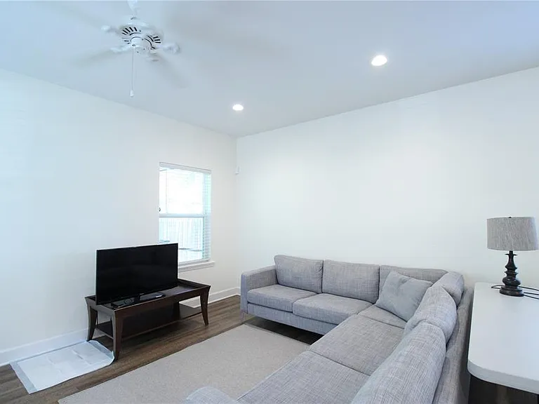 238 NE 9th St — Photo 9