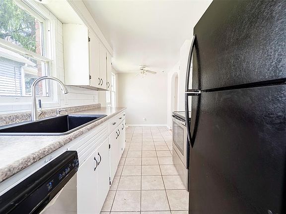 3rd image of 121 Lagrange St
