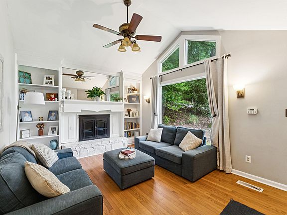 3rd image of 2409 Burgundy Dr