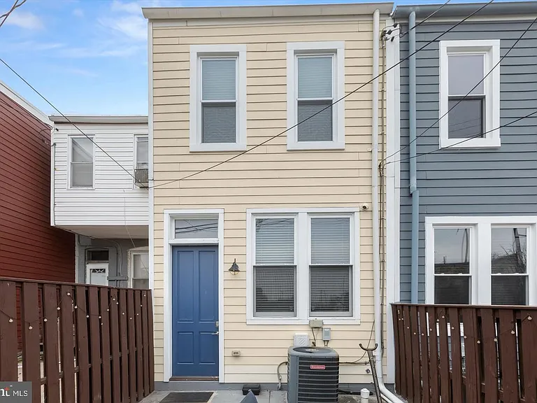 943 N Patterson Park Ave — Photo 2