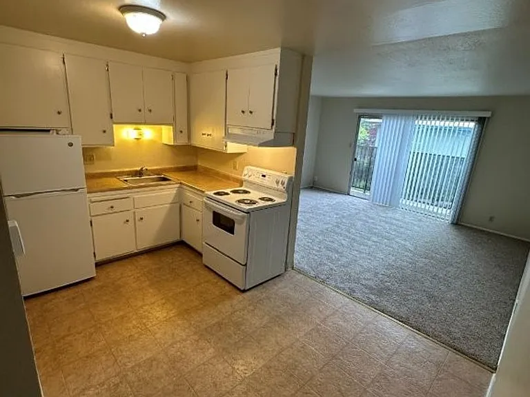586 Berry Ave — Photo 4