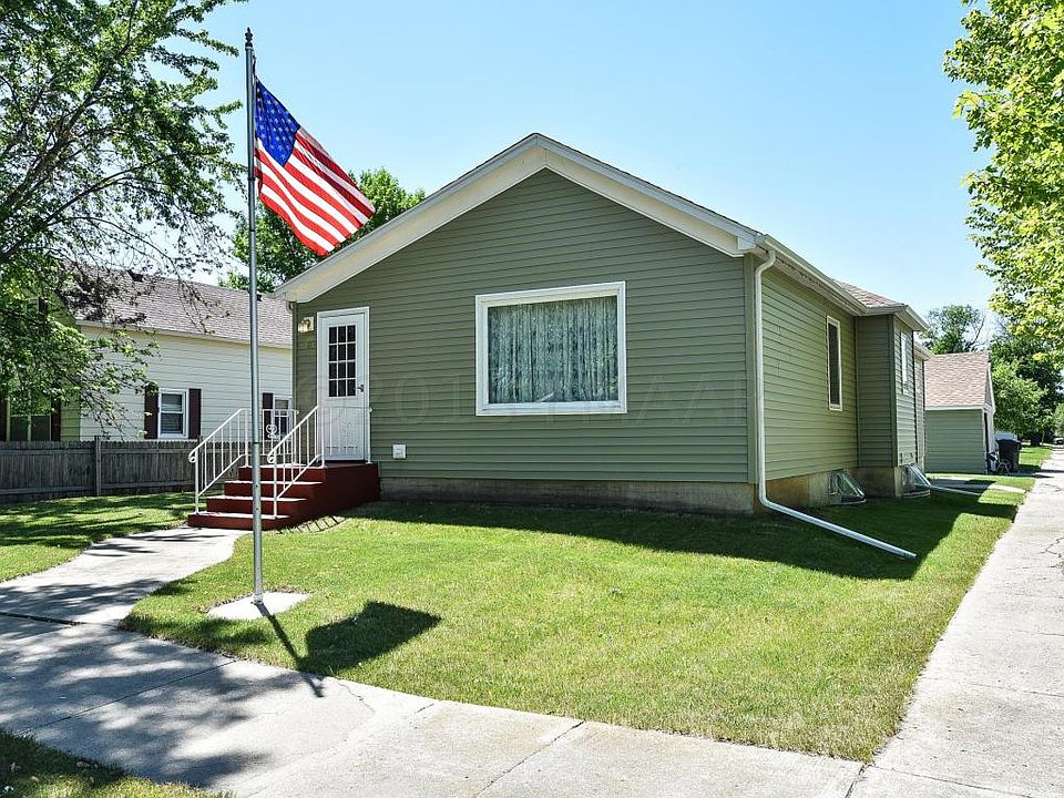 1st image of 303 3rd St SE