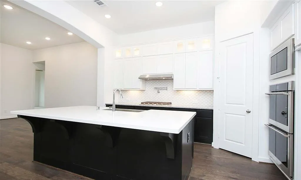 4 bed, 3.0 bath, 2530 sqft, $3,500 — Photo 2