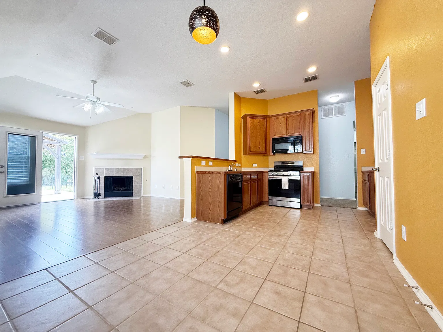 3 bed, 1423 sqft, $2,000 — Photo 4