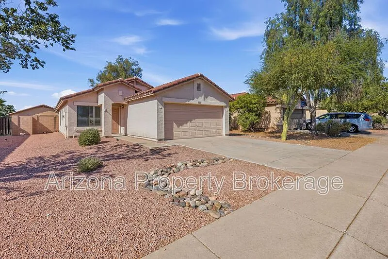 3 bed, 2.0 bath, 1311 sqft, $1,649 — Photo 3