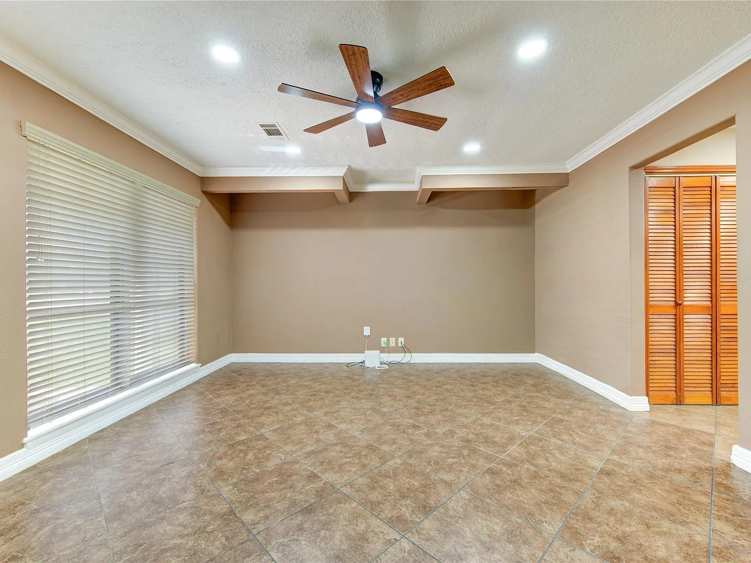 3 bed, 1.0 bath, 1196 sqft, $1,850 — Photo 4
