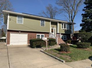 210 50th St, Lindenhurst, NY 11757