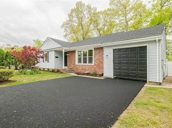 25 Pensaukee Ave, North Providence, RI 02911