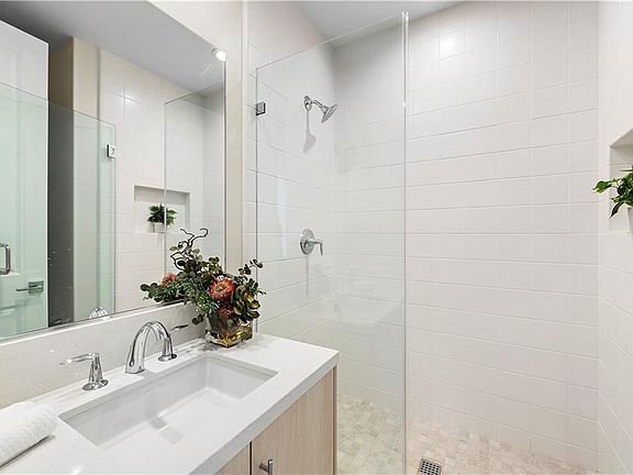 4th image of 220 Burwood
