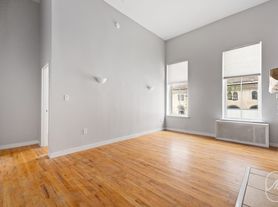 466 W 23rd St