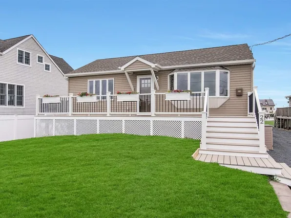 22 Namkee Ln, Blue Point, NY 11715