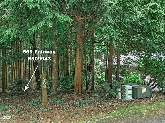 3rd image of 569 Fairway Dr