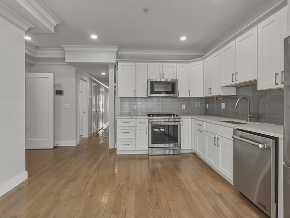 4th image of 134 Chelsea St APT 2
