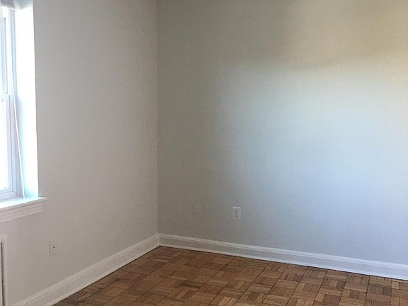 2nd image of 1724 N Quinn St Unit 305
