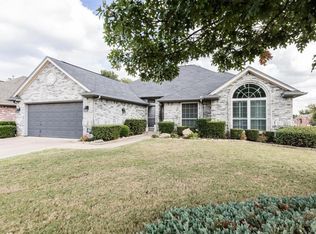 900 Tennison Dr, Euless, TX 76039