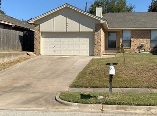 902 Mary Dr, Hurst, TX 76053