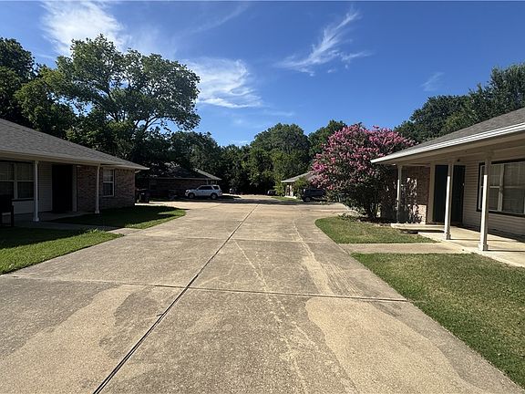 3rd image of 905 Autumn Cir APT A