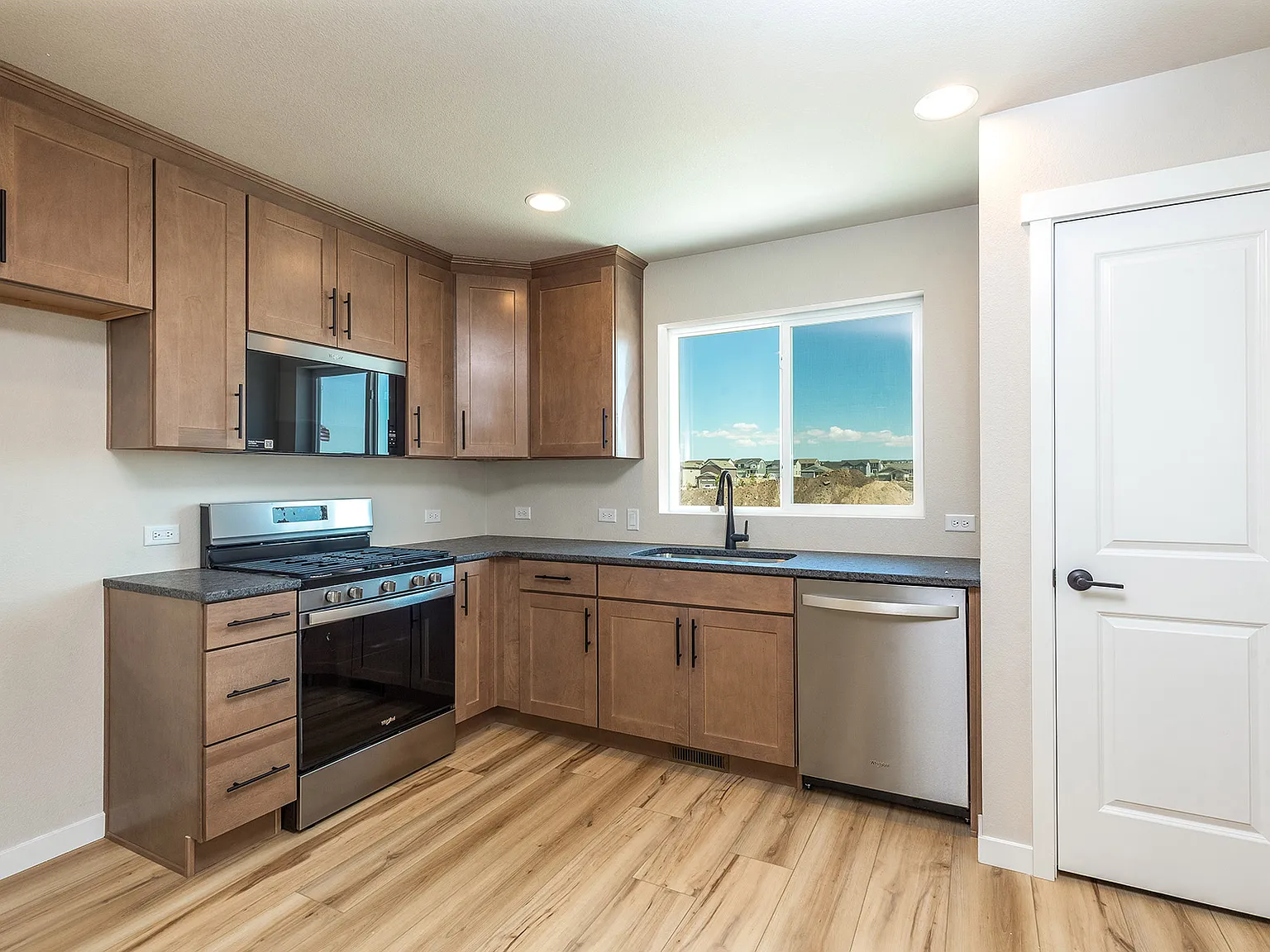 1 bed, 551 sqft, $1,400 — Photo 3