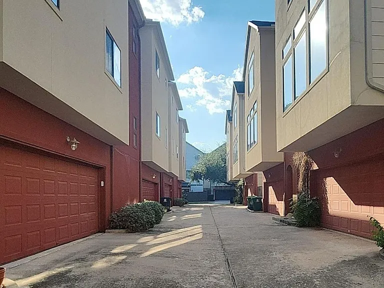 404 Parker St — Photo 2