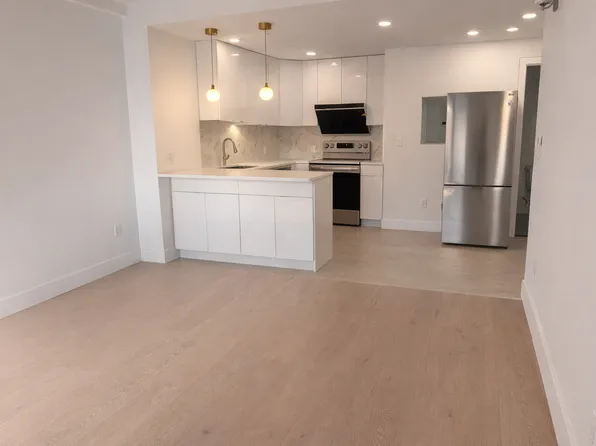 52-16 Roosevelt Avenue image 1 of 8