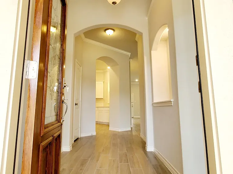 705 Lister Dr — Photo 7