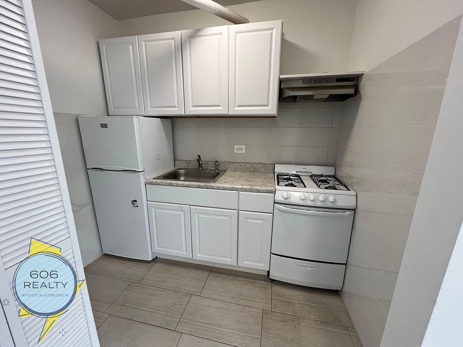 Charming Vintage Apartments in the Heart of Irving Park! — Photo 3