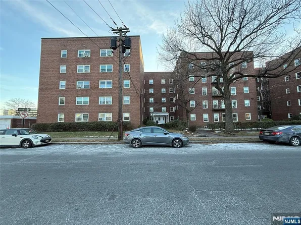 326 Bridge Plz N APT 3E, Fort Lee, NJ 07024
