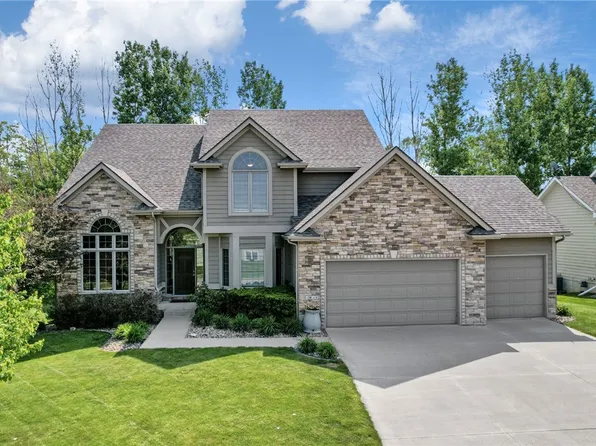 6041 NW 94th St, Johnston, IA 50131