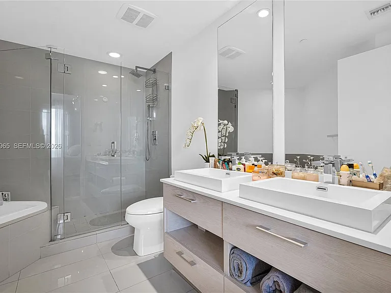 45 SW 9th St #2901 — Photo 12