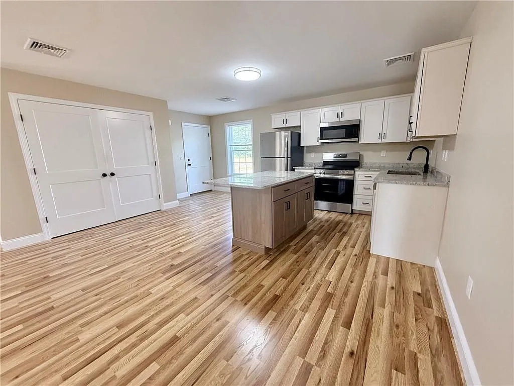 3 bed, 1.0 bath, 1230 sqft, $2,500 — Photo 2