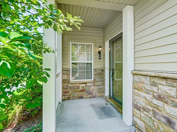3rd image of 812 Glen Cove Ct
