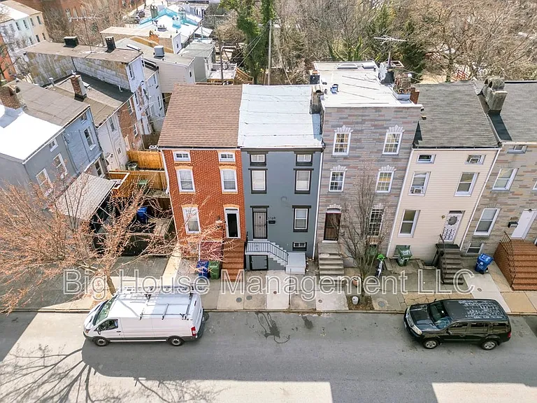 1105 W Lombard St — Photo 3