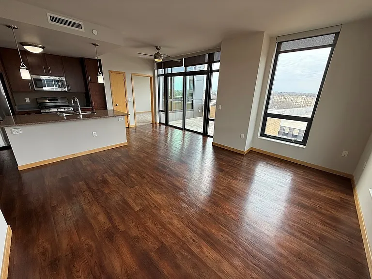 Venture Luxury High Rise — Photo 21