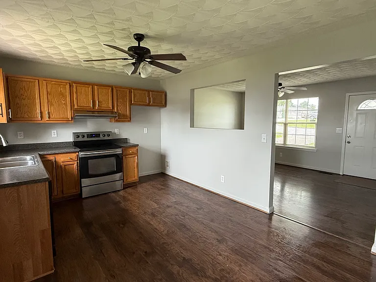 492 Landis Ln — Photo 2