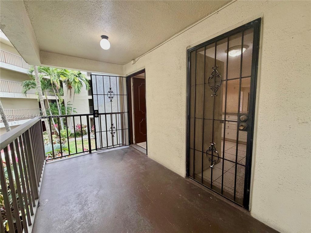 2320 S Cypress Bend Dr APT 206, photo 2