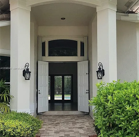 405 Sabal Way — Photo 3