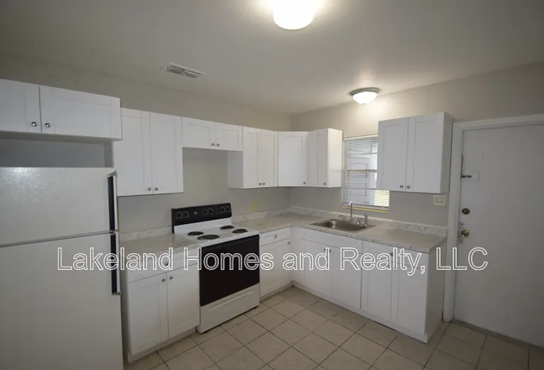 1034 Berkley Rd — Photo 6