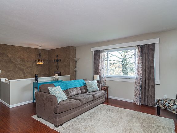 4th image of 4097 Hilltop Dr