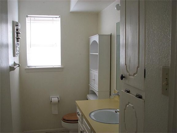 5th image of 7519 Oak Village Dr